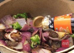 青椒洋葱炒香肠的做法图解7