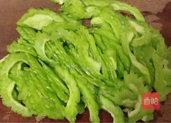鸡蛋炒苦瓜碎的做法图解1