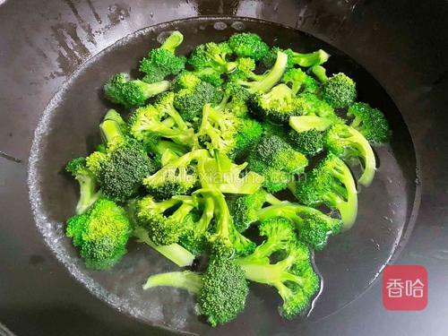 锅中烧开水，加入1勺食用油和1小勺盐，搅拌均匀，放入西兰花焯熟