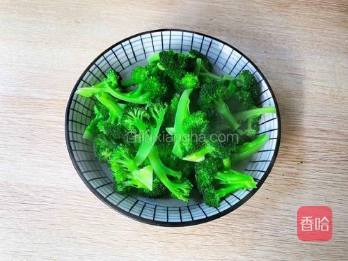 捞出沥干水分备用
