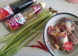 芹菜炒鸡胗的做法图解1