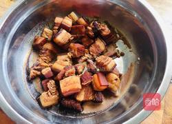 红烧肉焖菜树菇的做法图解1
