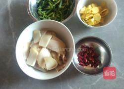 蒜苔炒油炸肉的做法图解1