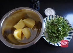 荠菜炒土豆疙瘩的做法图解1