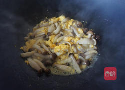 蟹味菇炒鸡蛋的做法图解6