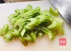 木耳西芹炒过油肉的做法图解1