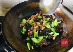 木耳西芹炒过油肉的做法图解12