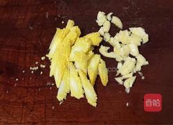 玉米笋炒上海青的做法图解1