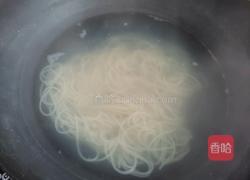 香菇鸡丁米线的做法图解4