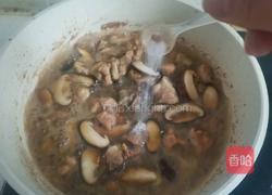 香菇鸡丁米线的做法图解10