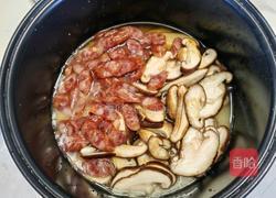 家常电饭煲版广式腊肠煲仔饭的做法图解2