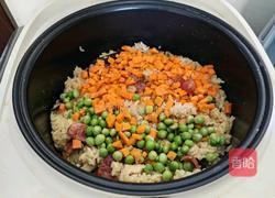 家常电饭煲版广式腊肠煲仔饭的做法图解4