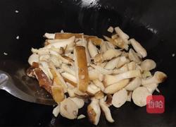 香菇炒荷兰豆的做法图解5