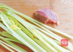 芹菜炒肉的做法图解1