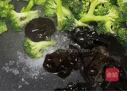 黑木耳炒西兰花的做法图解2