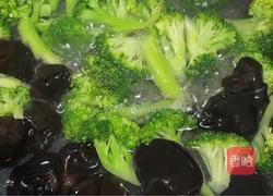 黑木耳炒西兰花的做法图解3