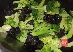 黑木耳炒西兰花的做法图解6