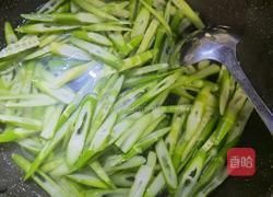 五花肉炒金竹笋的做法图解1