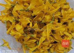 连翘花炒鸡蛋的做法图解1