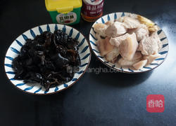 木耳炖肉 的做法图解1