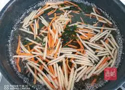 Illustration of how to make vegetable rolls 4