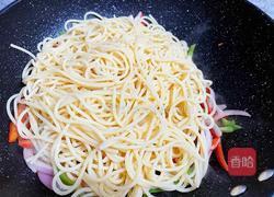 牛肉炒意面的做法图解10