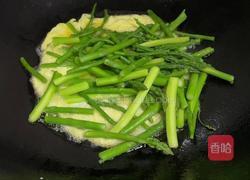鸡蛋炒芦笋尖的做法图解5