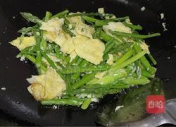 鸡蛋炒芦笋尖的做法图解6