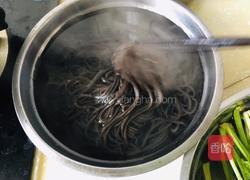 凉拌蕨根粉的做法图解3