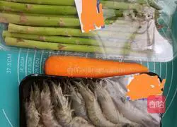 Illustration of how to make asparagus, carrots and fried shrimps 1