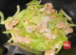 虾仁炒西芹的做法图解7