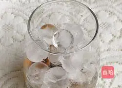 Illustration of how to make passion fruit and cranberry drink 2