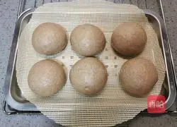 Illustration of how to make black whole wheat steamed buns 13