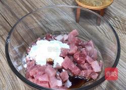 豌豆米炒肉丁的做法图解2