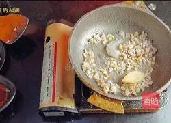 Illustration of how to make seafood fried noodles 3