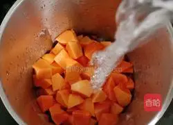 Illustration of how to make papaya and white fungus soup 8