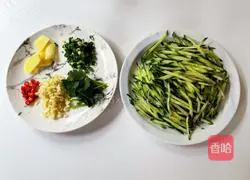 Illustration of how to make cucumber mixed with shredded chicken 2