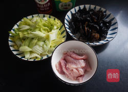 西芹木耳炒肉片的做法图解1