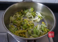 西芹木耳炒肉片的做法图解5