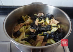 西芹木耳炒肉片的做法图解9