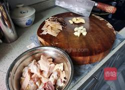 鱿鱼焖鸡的做法图解1