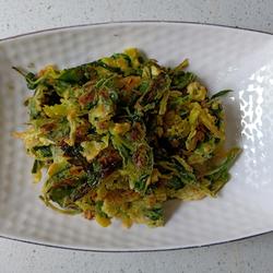 初夏灵魂菜 鲜霍香煎蛋饼 的做法[图]