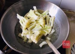 菜花炒肉丝的做法图解2