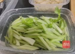 芹菜炒百合的做法图解2