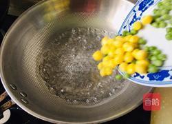 银杏青豆炒百合的做法图解2