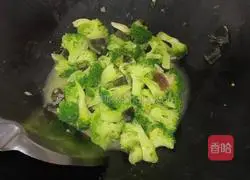 Illustration of how to make broccoli in soup 8
