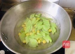 莴笋炒白果的做法图解2
