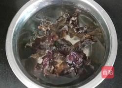 木耳西芹炒鸡肉的做法图解1