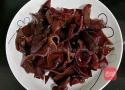 木耳西芹炒鸡肉的做法图解2