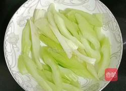 木耳西芹炒鸡肉的做法图解3